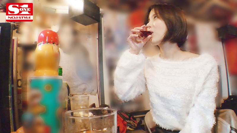 酔わせたら9割9分ヤレる女 ～酒入ると下半身ゆるゆるパンチラしっぱなしオンナと朝までSEX～ 葵つかさ サンプル 2