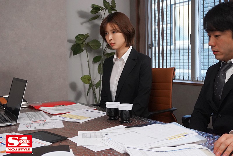 美人上司と童貞部下が出張先の相部屋ホテルで…いたずら誘惑を真に受けた部下が追撃射精の絶倫性交 葵つかさ サンプル 1