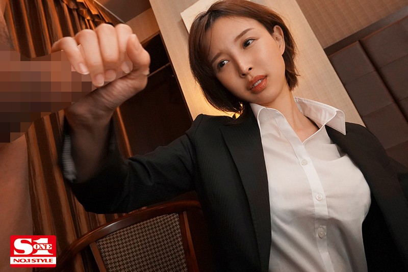 美人上司と童貞部下が出張先の相部屋ホテルで…いたずら誘惑を真に受けた部下が追撃射精の絶倫性交 葵つかさ サンプル 4