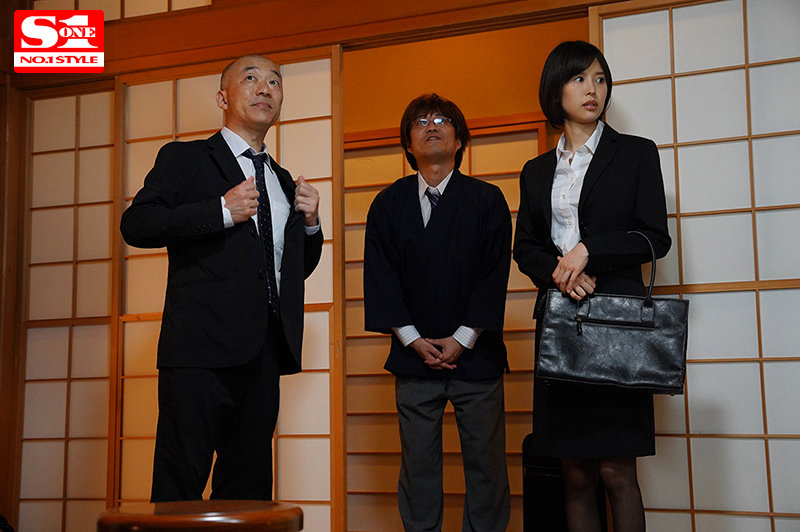 深夜23時、終電逃し出張先のポツンと一軒宿で嫌いな上司と相部屋に…。 絶倫中年オヤジにひたすらイカされ続け気がつけば朝になっていた… 葵つかさ サンプル 1