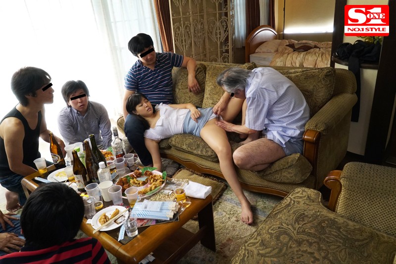 泥●乱交NTR 僕の愛妻は普段清楚なのに飲み会になるとマ○コおっぴろげて他人棒をハメたがる隠れ淫乱ビッチ 葵つかさ プレビュー画像 1